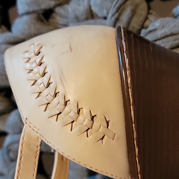 Heeled sandals in off-white - Picture 3 of 3